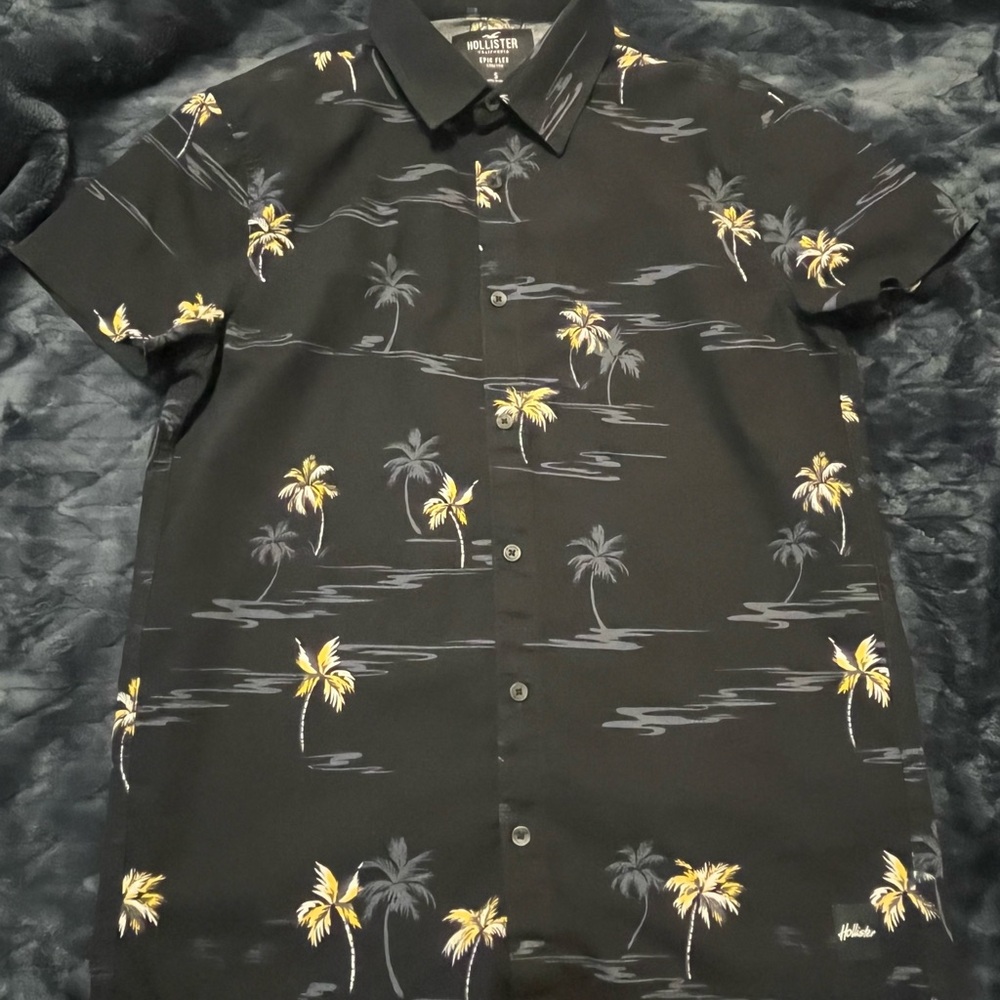 Hollister Men's Black Tropical Shirt - Picture 3 of 6